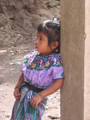 Ein kleines Mädchen in der farbenfrohen Tracht seines Dorfes