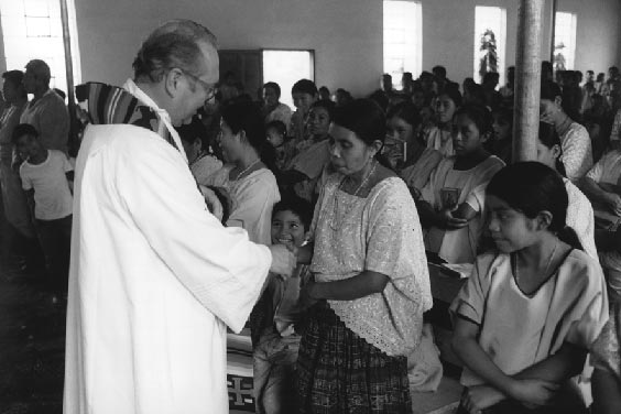 Pater Wolfgang Tarara SJ bei einem Gottesdienst im Hochland von Guatemala