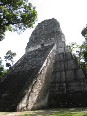 Der berühmte Tempel II von Tikal, einer antiken Stadt der Maya in den Regenwäldern des Petén im nördlichen Guatemala