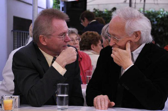 Kuratoriumsmitglied Klaus-Peter Heyduck aus Berlin und der Kalligraf und Grafik-Designer Prof. Gottfried Pott aus Wiesbaden